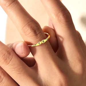 Anillo con letra delgada, anillo con inicial delicada, anillo con inicial en forma de puño, anillo pequeño para pareja, anillo de banda abierta, anillo apilable, anillo ajustable, regalo para ella