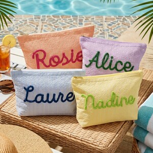 gepersonaliseerde Seersucker-make-uptas, aangepaste chenille-naamtoilettas, zomerstrandtas, vakantiereisetui, organisator cosmetisch cadeau voor haar