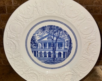 Plato del bicentenario del Pabellón VII de la Universidad Wedgwood de Virginia