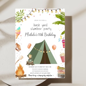 Könnte beinhalten: Eine weiße Einladung mit einem grünen Zelt, einem Lagerfeuer und einer Laterne. Der Text lautet "Join us for a back yard slumber party Matlida's 10th Birthday".