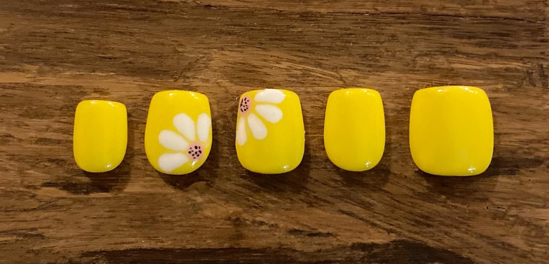Buttercup Daisy Gel Cured Press on Nails - Etsy