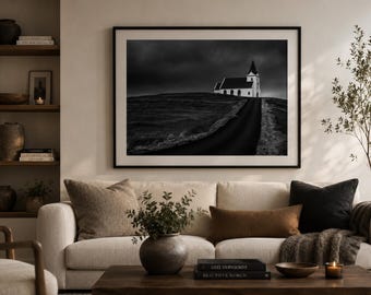 Stampa di una chiesa islandese – Fotografia di paesaggio nordico in bianco e nero dall'atmosfera suggestiva (download digitale)