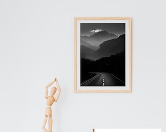Lámina en blanco y negro de una carretera alpina suiza / Cuadro minimalista de paisaje de montaña