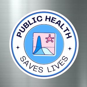 Puede incluir: Una pegatina blanca con un círculo azul y el texto "Public Health Saves Lives". Dentro del círculo hay un cuadrado azul con una gráfica rosa y un icono de virus rojo.