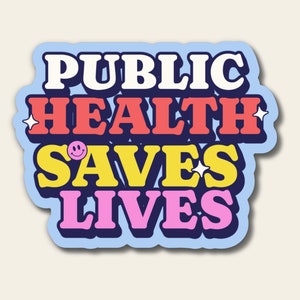 Könnte beinhalten: Ein blauer Aufkleber mit dem Text "PUBLIC HEALTH SAVES LIVES" in einer Retro-Schriftart. Die Wörter sind in verschiedenen Farben: Weiß, Rot, Gelb und Pink. Ein Smiley ist im Wort "SAVES" enthalten.