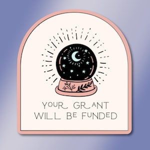 Peut inclure: Un autocollant rose et blanc avec une illustration en noir et blanc d'un globe à neige contenant une lune croissante et des étoiles. Le texte "YOUR GRANT WILL BE FUNDED" est situé sous le globe à neige.