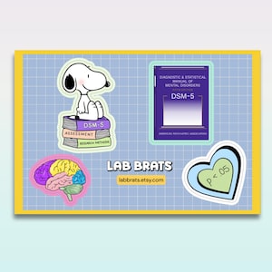 以下が含まれることがあります： DSM-5、Assessment、Research Methodsと書かれた本の山の上に座る白い犬、紫色のDSM-5の本、多色の脳、そしてP < .05というテキストが書かれたハート型のステッカーの4種類のステッカーセット。