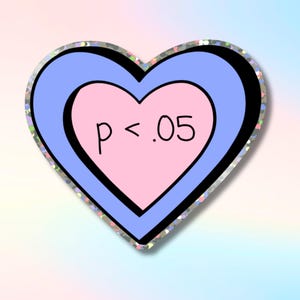 Op de afbeelding: Een hartvormige sticker met een roze centrum, een lichtblauwe middenlaag en een zwarte omtrek. De tekst "p < .05" is in het zwart op het roze hart geschreven. De sticker heeft een zilveren glitterrand en een pastelkleurige achtergrond.