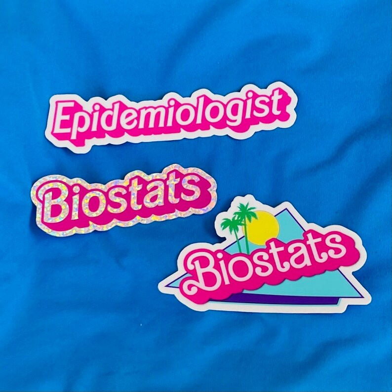 Pode incluir: Tr&ecirc;s adesivos com as palavras "Epidemiologista", "Biostats" e "Biostats" em letras cor-de-rosa. O adesivo "Biostats" tem um fundo azul e branco com uma palmeira e um sol.