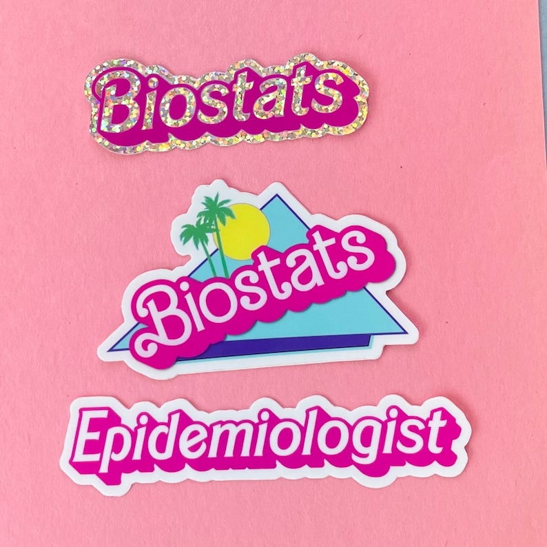 Pode incluir: Tr&ecirc;s adesivos rosa e branco com as palavras "Biostats" e "Epidemiologista" em uma fonte retr&ocirc;. O adesivo do meio apresenta uma palmeira e um sol.