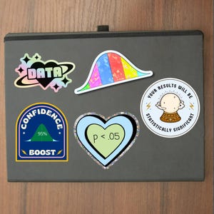 Op de afbeelding: Een verzameling kleurrijke stickers met statistische thema's. Ontwerpen omvatten een normale verdelingscurve, een hart met "p < .05", een badge met "Confidence 95% Boost", een hart met "DATA" en een kristallen bol met tekst.
