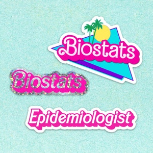 Pode incluir: Tr&ecirc;s adesivos rosa e branco com as palavras "Biostats" e "Epidemiologista" em uma fonte retr&ocirc; dos anos 80. O adesivo superior tem um fundo azul e roxo com um gr&aacute;fico de palmeira e sol.