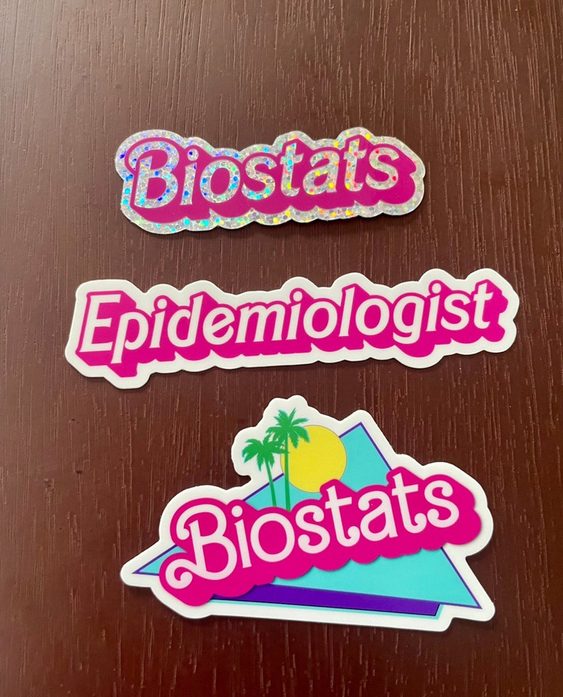 Pode incluir: Tr&ecirc;s adesivos com as palavras "Biostats" e "Epidemiologista" em letras rosa e brancas. O adesivo inferior apresenta um "Biostats" rosa e branco com um gr&aacute;fico de palmeira e sol em um tri&acirc;ngulo azul e roxo.