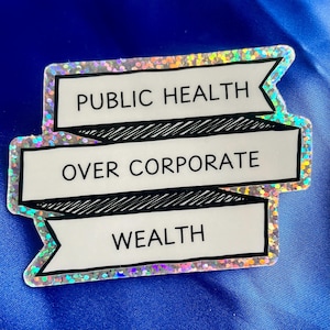 Pu&ograve; includere: Un adesivo bianco con una finitura scintillante iridescente. L'adesivo ha tre striscioni con testo nero che recita "PUBLIC HEALTH OVER CORPORATE WEALTH".