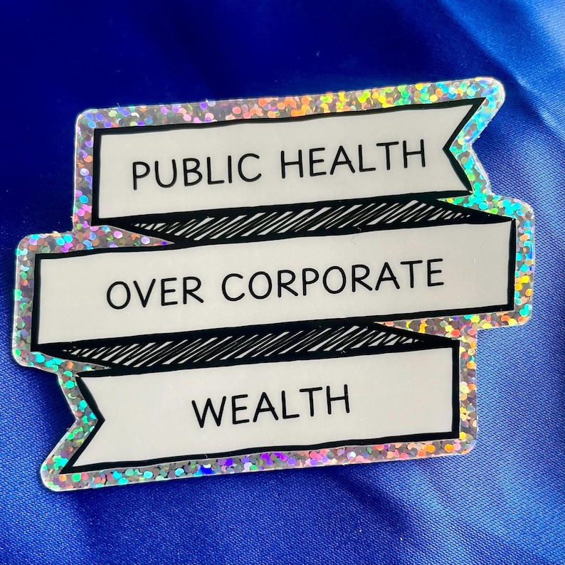 Pu&ograve; includere: Un adesivo bianco con una finitura scintillante iridescente. L'adesivo ha tre striscioni con testo nero che recita "PUBLIC HEALTH OVER CORPORATE WEALTH".
