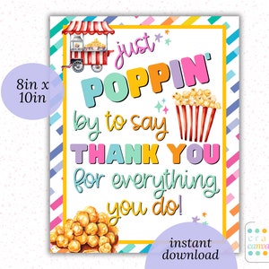 Può includere: Un cartello stampabile di 20,32 x 25,4 cm con un tema di popcorn colorato. Il cartello dice "Just poppin' by to say thank you for everything you do!" con un carretto di popcorn dei cartoni animati e un secchio di popcorn.