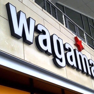 Letrero acrílico iluminado frontal, letreros exteriores personalizados, letreros con letras iluminadas, letreros comerciales con diseño 3D personalizado, letreros exteriores iluminados