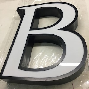 Letrero acrílico iluminado frontal, letreros exteriores personalizados, letreros con letras iluminadas, letreros comerciales con diseño 3D personalizado, letreros exteriores iluminados