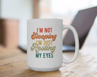 Non sto dormendo, sto solo riposando gli occhi - Tazza da caffè in ceramica con citazione sarcastica e divertente, da regalare, dimensioni 11 oz o 15 oz