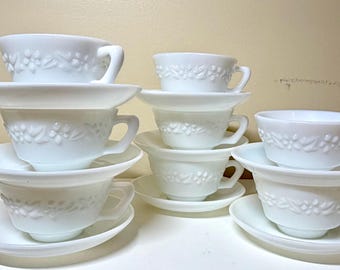 Juego de seis tazas y platillos de vidrio opalino vintage de Hazel Atlas