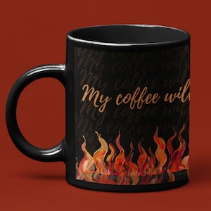 Op de afbeelding: Zwarte koffiemok met de tekst "My coffee will" in een gouden scriptlettertype. De mok heeft een vlammenontwerp aan de onderkant in tinten rood, oranje en geel. De achtergrond heeft een herhalend patroon van dezelfde tekst.