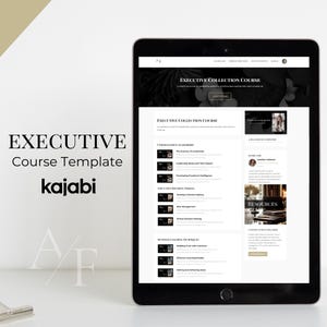 Puede incluir: Una tableta mostrando un sitio web para un curso en línea titulado "Executive Collection Course". El sitio web presenta un diseño en blanco y negro con una lista de módulos que incluyen "Comprender el liderazgo", "Toma de decisiones ejecutivas" y "Técnicas de coaching empresarial".