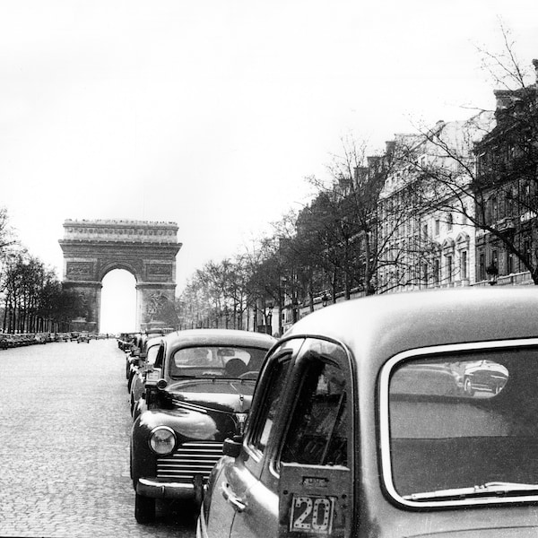 Arc de Triomphe de l'Étoile Paris France 1940, Paris France, Paris. Vintage Paris France, Vintage cars, famous monument Paris France, image