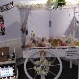 パーティーの装飾や除草、誕生日に使える甘いキャンディカート