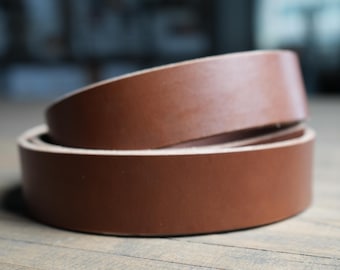 Correas de cuero marrón curtido vegetal para bridas, de 12 a 14 oz, procedentes de pieles americanas curtidas en Estados Unidos. Correas de cuero de primera calidad con bordes biselados, listas para la confección de cinturones.