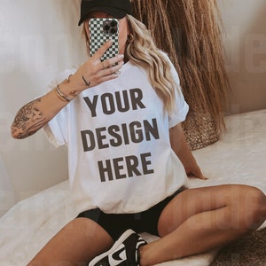 Maqueta de camisa Gildan 5000 blanca, maqueta deportiva preppy, maquetas de moda, maquetas de camisas estéticas, maqueta g500 de gran tamaño Boho oscuro, maqueta deportiva