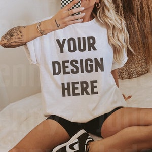 Maqueta Gildan 5000 blanca, maqueta de mujeres deportivas Gameday Mock Preppy Sports Team Mockup moda de gran tamaño Boho Estética Modelo Mock G500 Camisa