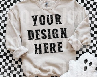 Halloween Gildan 18000 Sweatshirt Mock Up Sand Rundhalsausschnitt Disco Cowgirl Shirt Trendig Edgy Western Boho Ästhetik Spooky Styled Flat Lay Mockup
