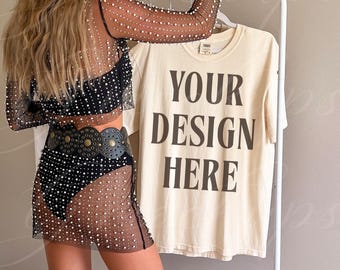 Elfenbein Komfort Farben C1717 Mockup, Lifestyle Mock, Trendy Y2K T-Shirt, Streetwear Mockup, Western Shirt Mockup Pinterest Aesthetic Influencer