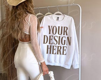 Gildan 18000 Weiß Rundhals Sweatshirt Mockup | Bachelorette Shirts mit Modell Boho Aesthetic Brautparty T-Shirts Cute Bride To Be Mockups