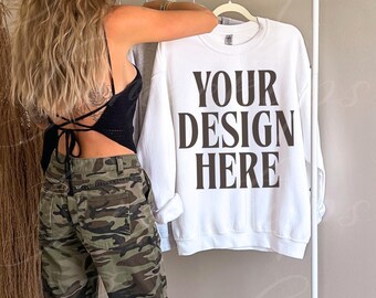 Weißes Gildan 18000 Sweatshirt Mockup | G180 Hängender Rundhalsausschnitt mit Model, Boho Ästhetischer MockUp, Trendy Y2k Lifestyle Mockup Camo Hose PNG