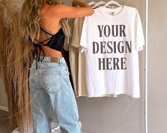 Comfort Colors 1717 weißes Hemd, CC Mockup mit Model, C1717 MockUp, Boho Comfort Colors T-Shirt, trendiger ästhetischer Lebensstil Mockups CC1717