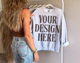 Gildan 18000 Mockup, Rundhals-Sweatshirt Mock Up Trendy Oversized T-shirt Lifestyle Model Mockups Boho Aesthetic Boho Pinterest Aesthetic