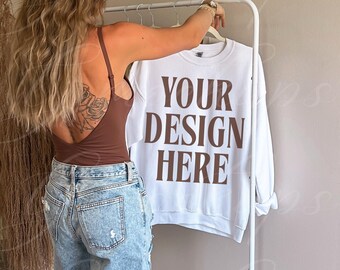 Weißes Gildan 18000 Sweatshirt Mockup | G180 Hängender Rundhalsausschnitt mit Model, Boho Y2K Ästhetik MockUp, trendiger Lifestyle Flat Lay, PNG für den Herbst
