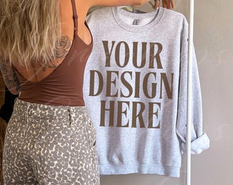 Gildan 18000 Mockup, Rundhals-Sweatshirt Mock Up Trendy Oversized T-shirt Lifestyle Model Mockups Boho Aesthetic Boho Pinterest Aesthetic