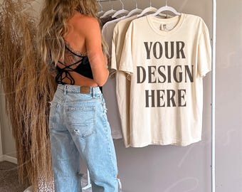 Elfenbein Komfort Farben C1717 Mockup, Elfenbein T-Shirt Mockup, CC1717 Shirt Mockup, Model Mockup, Trendy Oversized, Boho Ästhetik, Selfie Mockup