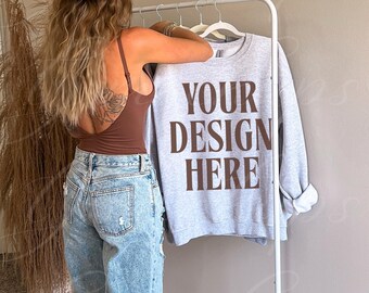Ash Grey Gildan 18000 Sweatshirt Mockup Western Mockups Grau Trendy Oversized Rundhalsausschnitt Pinterest Ästhetik Boho Coastal Cowgirl Mock up G180