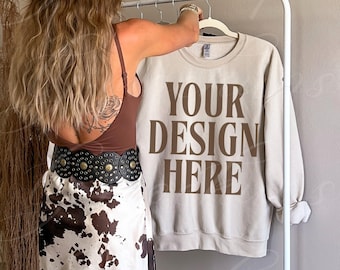 Sand Gildan 18000 Sweatshirt Mockup, hängender Rundhalsausschnitt mit Modell Küsten Cowgirl Boho Ästhetik Trendy Lifestyle Mockups Pinterest Ästhetik