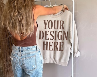 Sand Gildan 18000 Sweatshirt Mockup | Rundhalsausschnitt mit Modell Y2K Aesthetic Mock Up Trendy Lifestyle Mockups Boho Pinterest Aesthetic