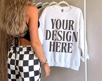 White Gildan 18000 Sweatshirt Mockup: Übergroßer Rundhalsausschnitt (Digitaler Download)