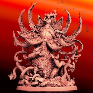 Pode incluir: Uma miniatura detalhada de uma criatura monstruosa impressa em 3D com um corpo carnudo e cheio de tentáculos e uma coroa de espinhos. A criatura está em uma postura ameaçadora, com seus tentáculos se estendendo em direção ao observador. A miniatura é pintada em um tom rosa opaco, o que lhe confere uma aparência carnuda e orgânica.