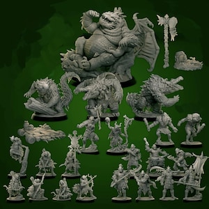 Op de afbeelding: Een verzameling grijze fantasie miniaturen, waaronder draken, krijgers en monsters. De figuren variëren in grootte en pose, sommige zwaaien met wapens zoals bijlen en bogen. Het algemene thema suggereert een tabletop gaming of fantasy role-playing setting.