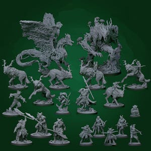 Puede incluir: Colección de miniaturas de fantasía grises, que incluyen criaturas aladas, lobos con cuernos y figuras con armas. Las miniaturas están sobre un fondo verde oscuro, mostrando diseños detallados y varias poses.