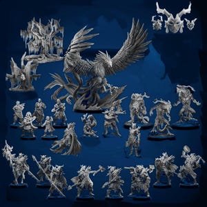Puede incluir: Colección de miniaturas de fantasía, que incluye un águila grande, varias figuras humanoides y criaturas monstruosas. Las figuras son en tonos grises y están sobre un fondo azul oscuro. Las miniaturas parecen ser de resina o plástico.