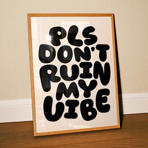 Odjechany cytat „Nie psuj mi nastroju” na ścianie, odważna i ekspresyjna dekoracja domu w stylu maksymalistycznym