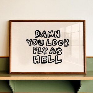 Handgeschriebene Verflixt du schaust Fly As Hell Kunstdruck für Vintage Wohndekor, lustiges und verspieltes Zitat, Retro handgezeichneter Stil Wandplakat